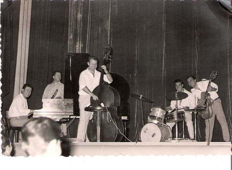 Yann's father and uncle, Serge Aravit on guitar, playing at the Capitol in 1960, in Blida, Algérie.